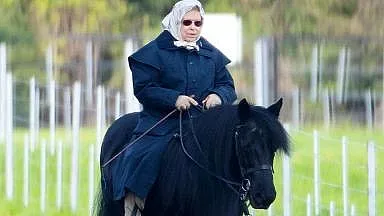 Кралица Елизабет язди кон на 93!
