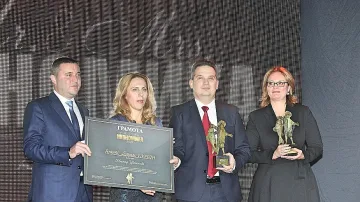 Теодора Петкова и Атанас  Добрев с отличия от КРИБ