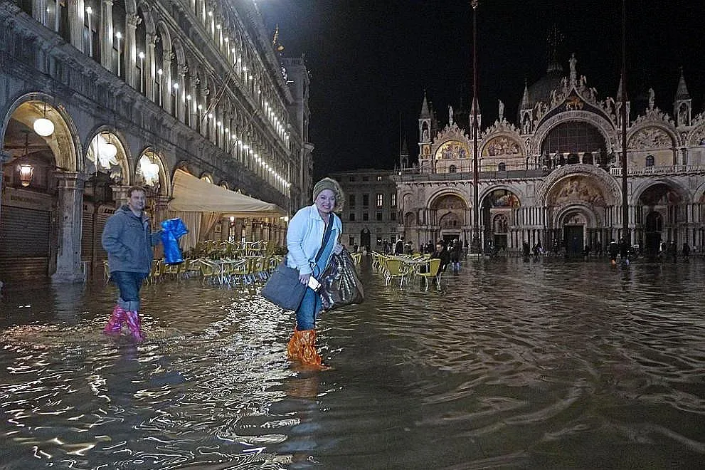 Площад "Сан Марко" във Венеция е под вода