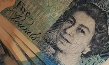 Тийнейджър отмъкна 4800 паунда от частен имот