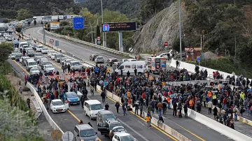 Протестиращи затвориха граница на Испания