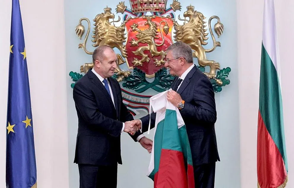 Радев връчи флага на полярниците ни