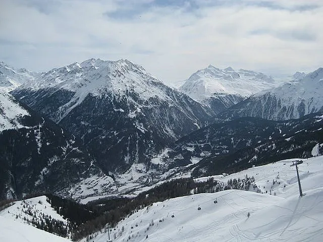 Лавина погреба двама в Зьолден