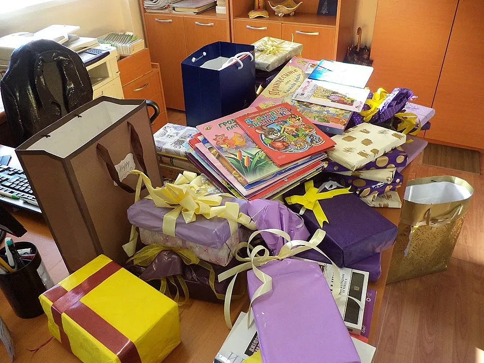 Младоженци от Троян дариха книги на читалище