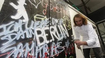 Разбиха с чук шоко копие на Берлинската стена