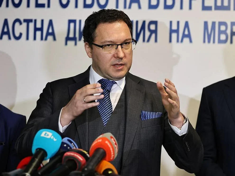 Даниел Митов с първа реакция за провокацията на дерибеите