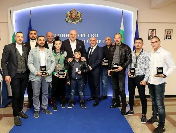 Министър Кралев отличи кикбоксьорите ни