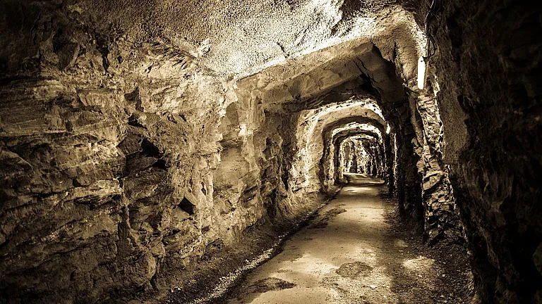 Експлозия в мина блокира 30 души под земята