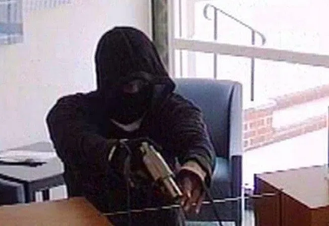 Маскиран обра банков клон в столицата