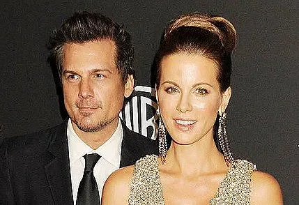 Бекинсейл и Уайзман официално разведени