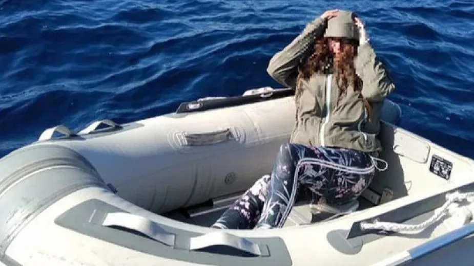 Туристка оцеля с бонбони в Егейско море