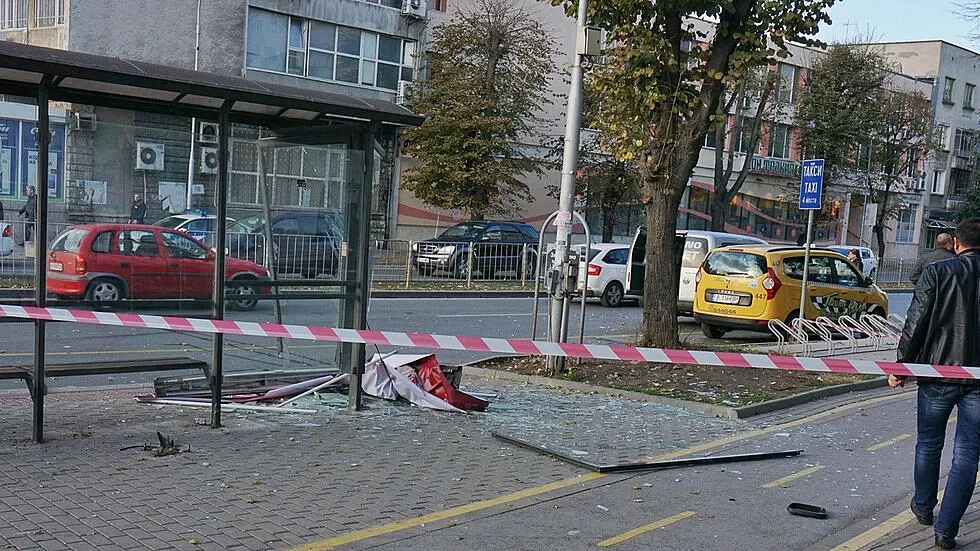 Момичето, блъснато във Варна, остава в кома