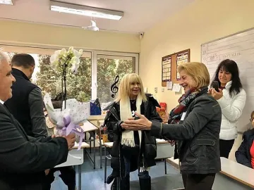 Лили Иванова гласува и получи цвете в саксия