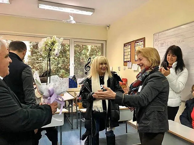 Лили Иванова гласува и получи цвете в саксия