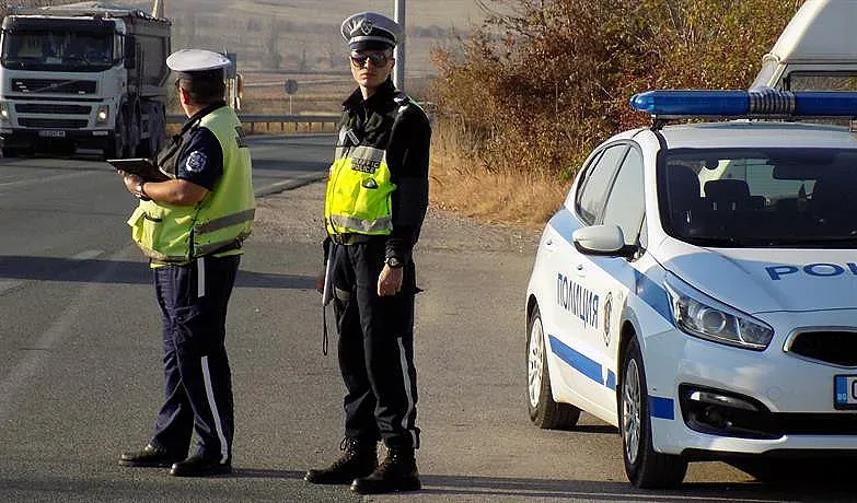 Проверяват колите за монтирани зимни гуми