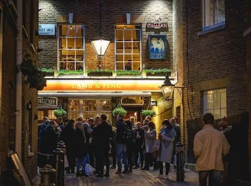 Стотици  тикви с лика на Борис Джонсън   в английски пъб