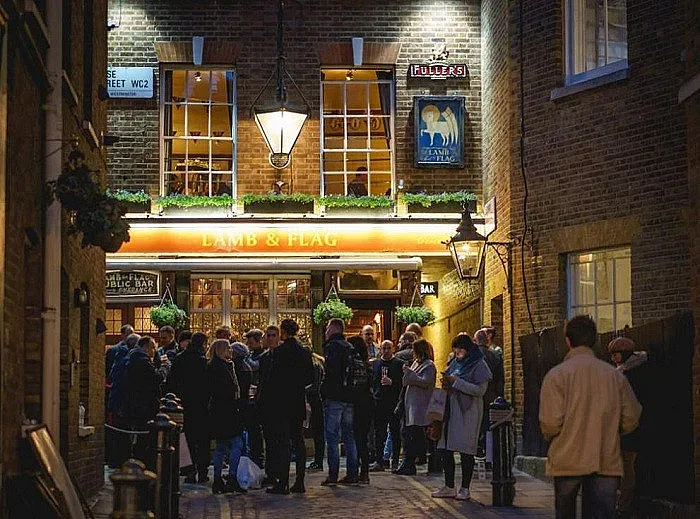 Стотици тикви с лика на Борис Джонсън в английски пъб