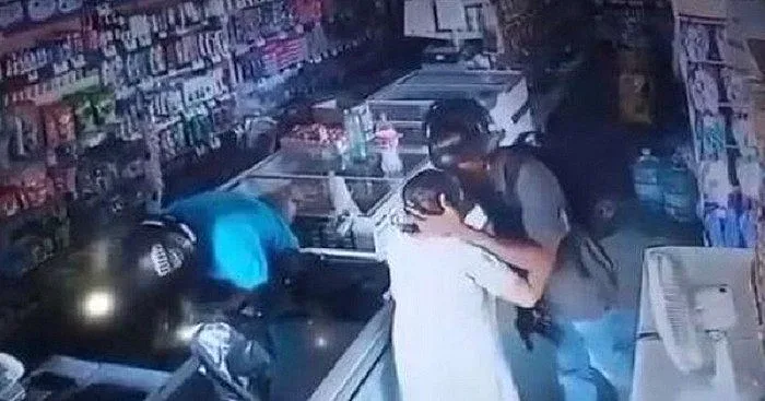 Крадец в магазин не взе парите на баба и я целуна