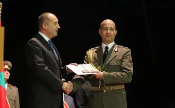 Президентът връчи дипломи във Военната академия