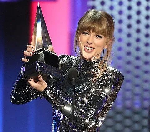 Тейлър Суифт - "Изпълнител на десетилетието"