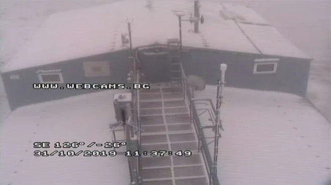 Сняг заваля на връх Мусала (СНИМКИ)