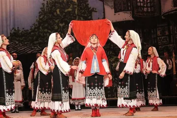 Деца учат  за българския фолклор в концертна зала