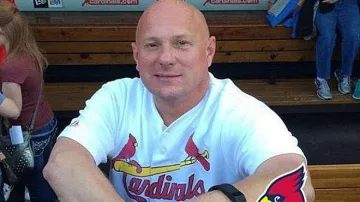 Полицай-гей осъди кметство за $20 милиона