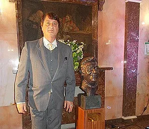 Портрет на Никола Николов краси Операта