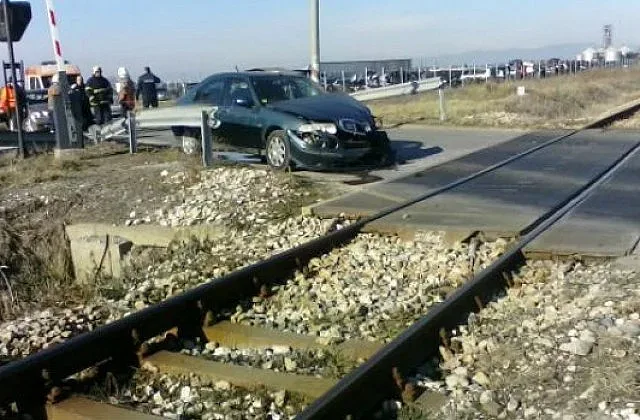 Влак отнесе джип на жп прелез
