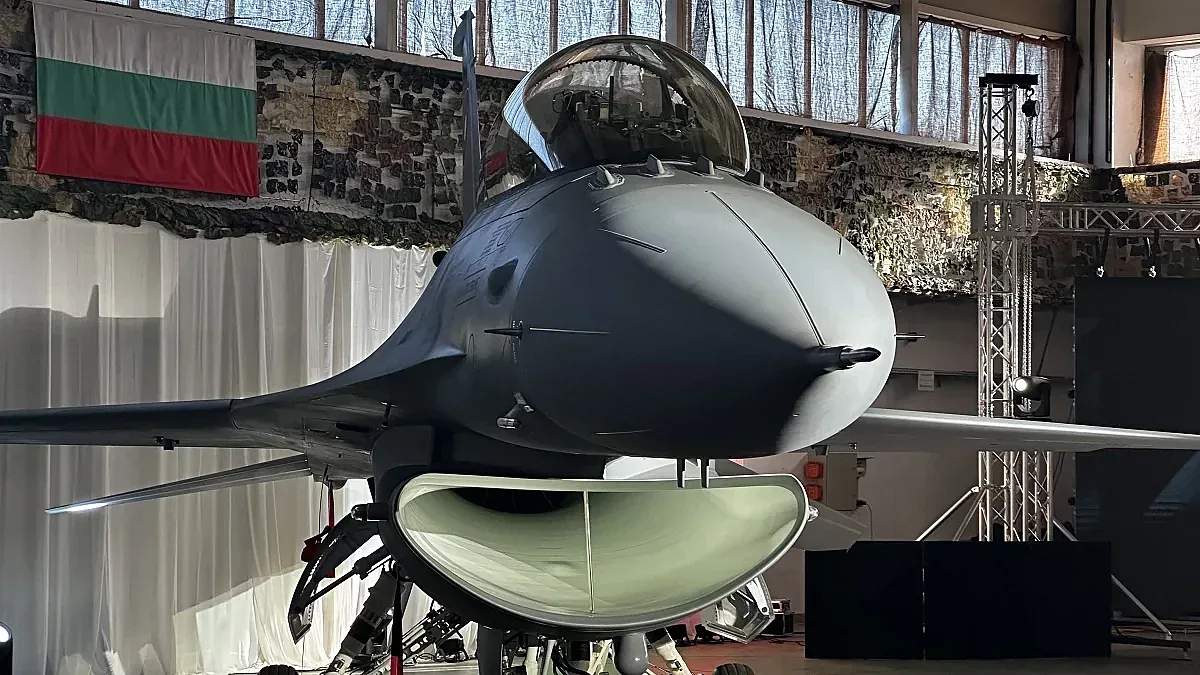 Ето го! Вижте новия български изтребител F-16 /СНИМКИ и ВИДЕО/