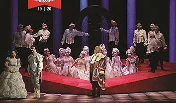 Гигантско сърце на сцената в Операта