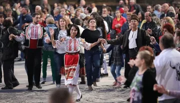 Иванова и русенци се хванаха на хорото за Хората в Русе