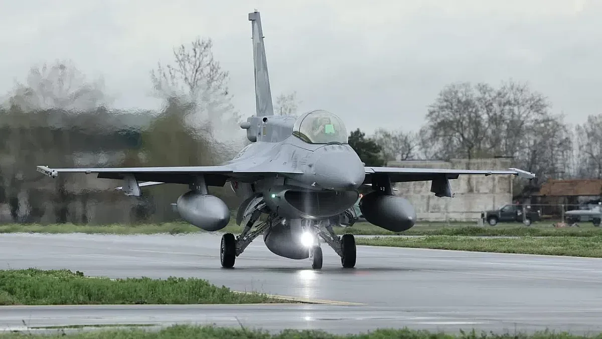 На авиобазата в Граф Игнатиево става нещо невиждано. Всички са там