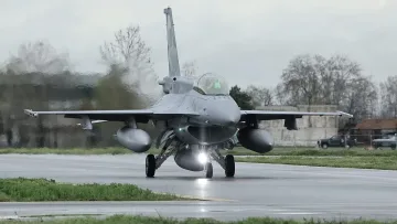 На авиобазата в Граф Игнатиево става нещо невиждано. Всички са там