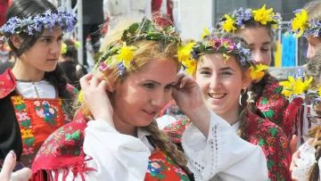 Цветница е! Кой има имен ден и какво е забранено