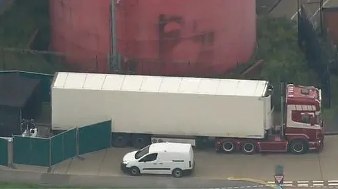 Ето го ТИР-а с труповете в Лондон (СНИМКИ, ОБЗОР)