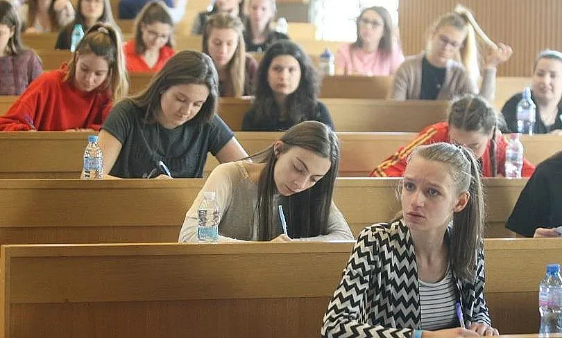 Студенти с високи доходи остават без стипендии