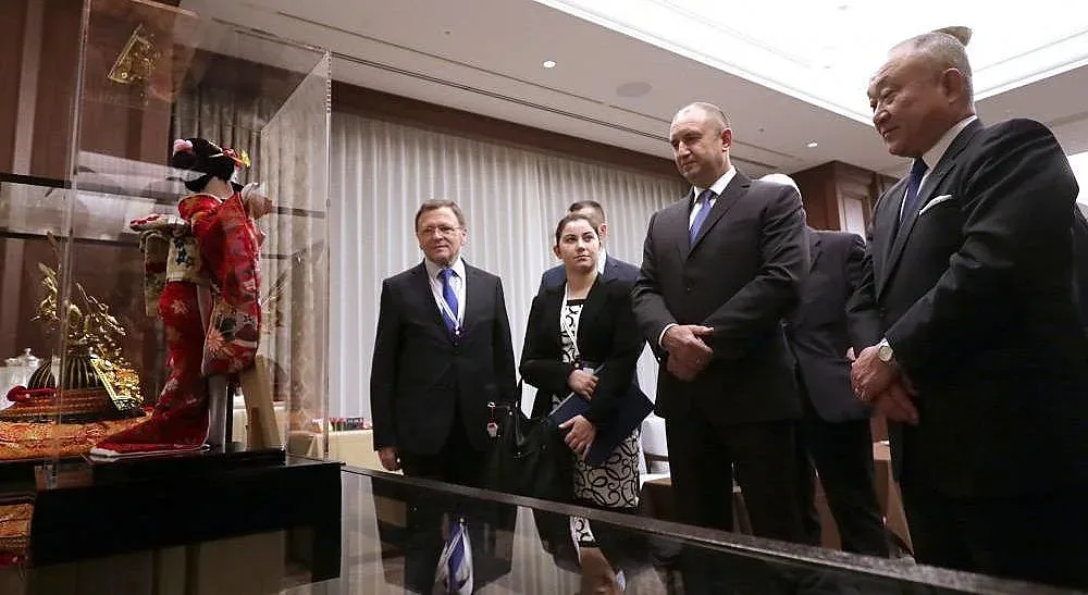 Император Нарухито поема престола в Япония