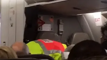 Опасни химикали  в самолет го приземиха извънредно