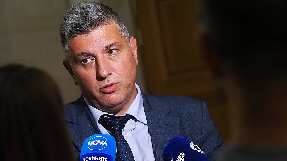 Андрей Цеков реди сглобки за шпиони, мълчи за пътищата-убийци