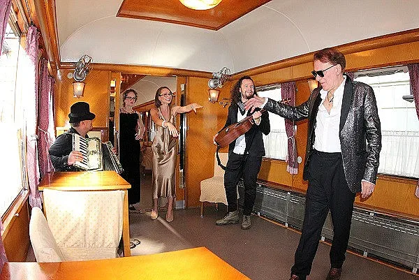 Васко Найденов се развихри в царски вагон