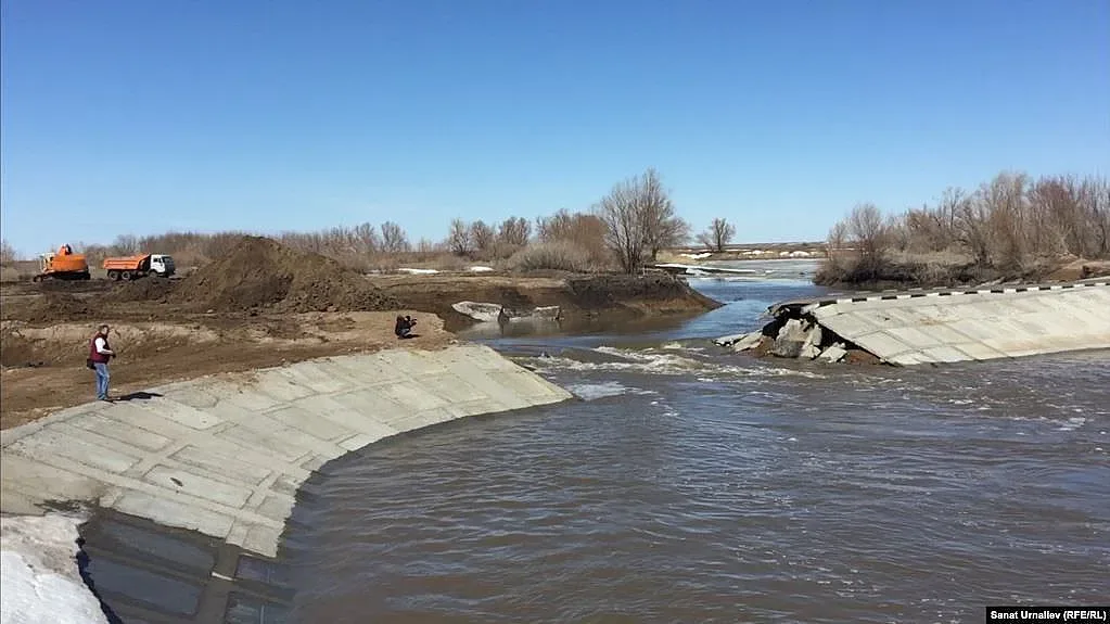 Скъсана дига отне живота на 13 души
