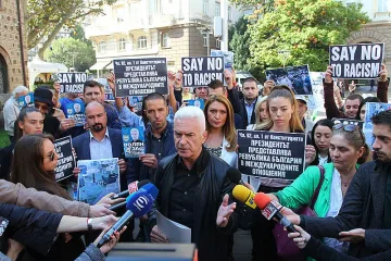 АТАКА на протест срещу расистките обвинения
