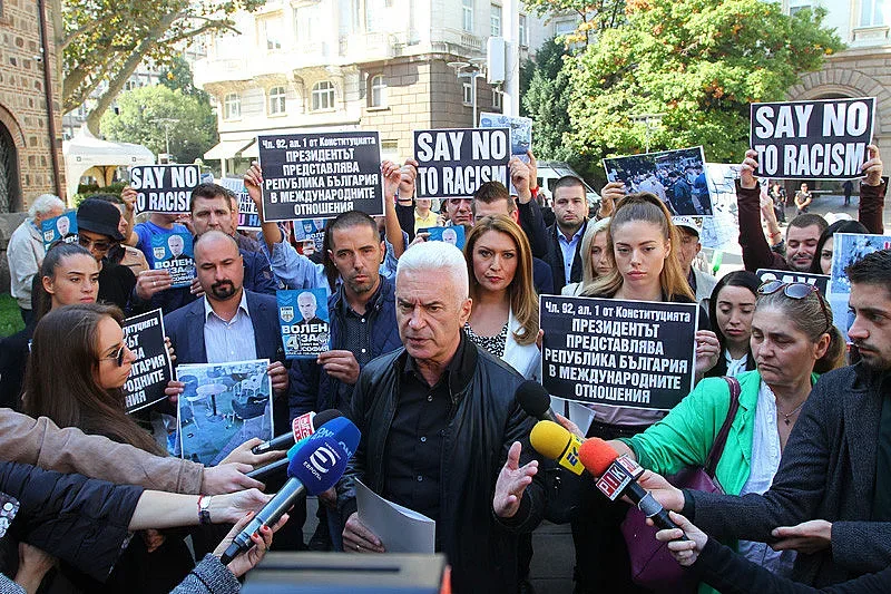 АТАКА на протест срещу расистките обвинения