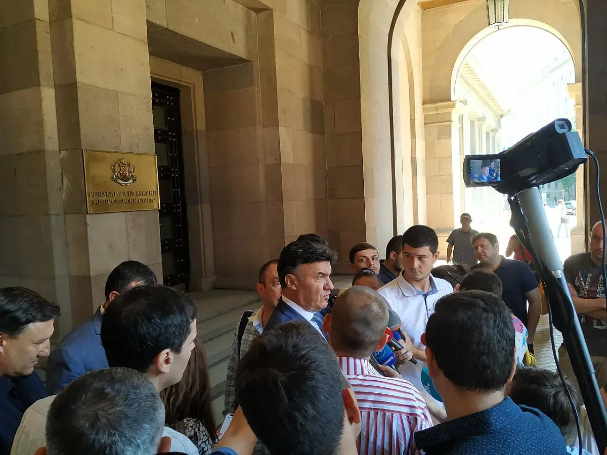 Михайлов: Оставката ми е факт и няма да се гласува