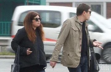 Коя е жената до Виктор Николаев