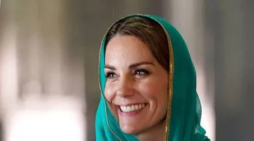 Уилям и Кейт посетиха една от най-големите джамии в Пакистан