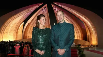 Кейт Мидълтън с изумрудена рокля в Пакистан