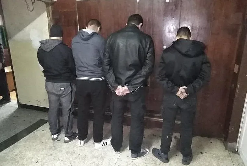 Закопчаха 4 футболни фенове за расисткия скандал