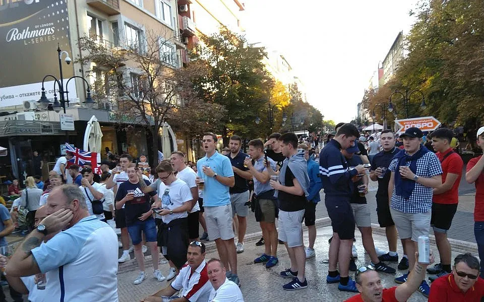 Полиция спря бой между английски фенове